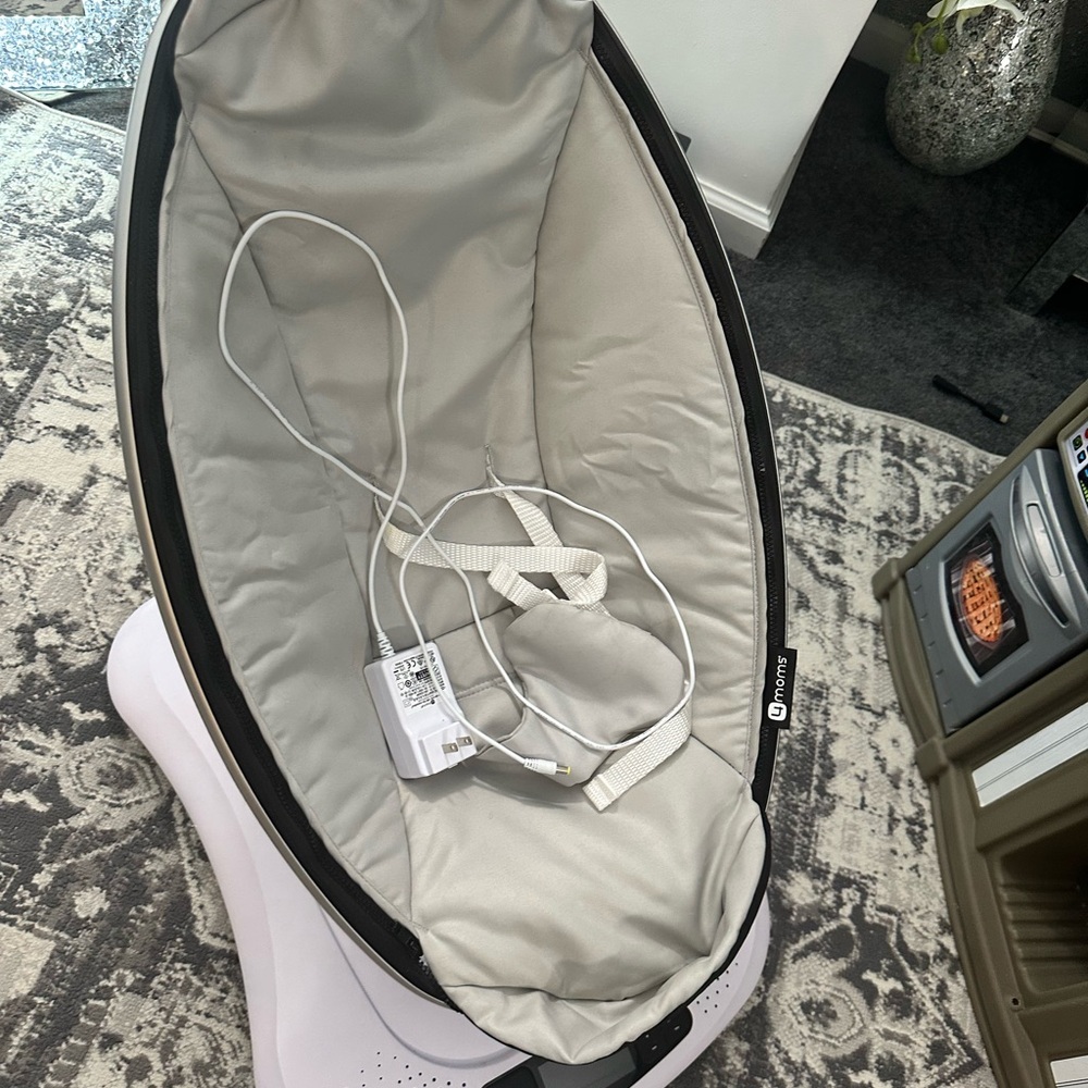 Baby swing 4moms MamaRoo Multi-Motion Baby Swing, Bluetooth